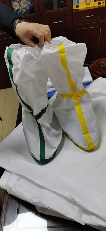 青岛三元色服装临危受命为前线医护研发防护靴套